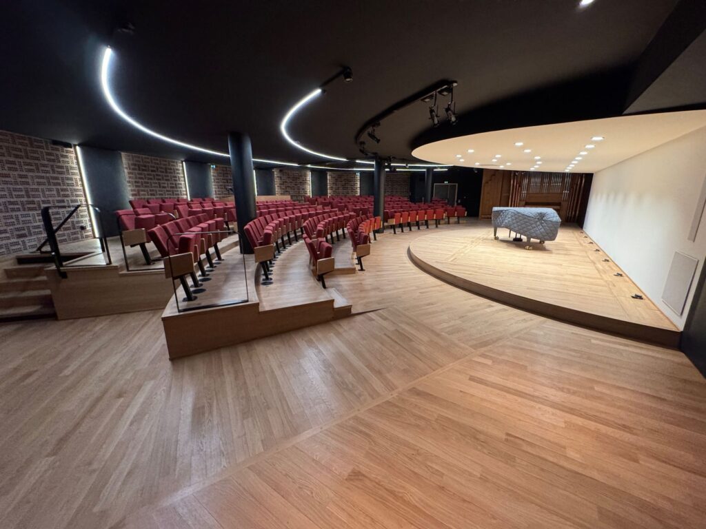 Salle de concert avec parquet et gradins, Cité internationale des arts