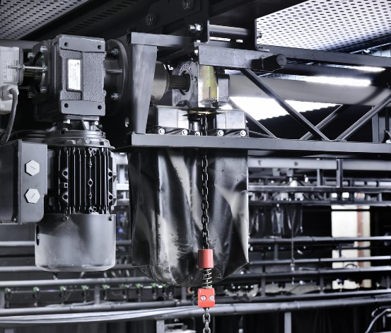 Moteur et palan à chaîne de machinerie scénique installés sur une structure métallique