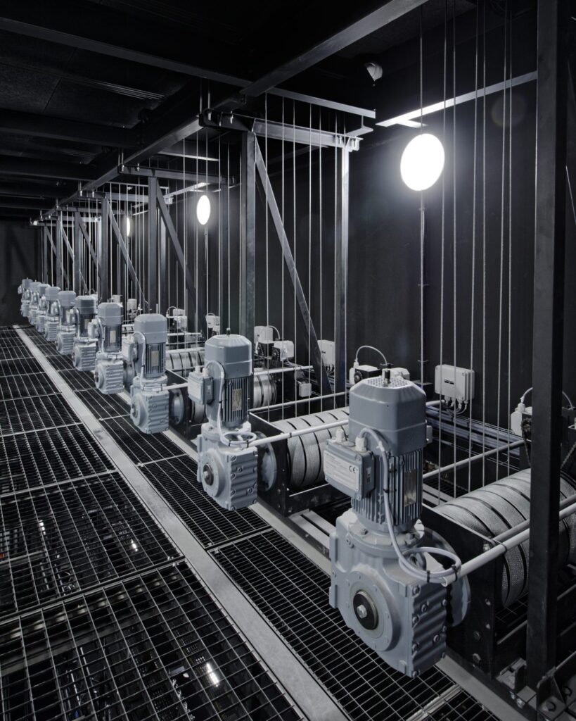 Treuils de machinerie alignés sur une passerelle technique